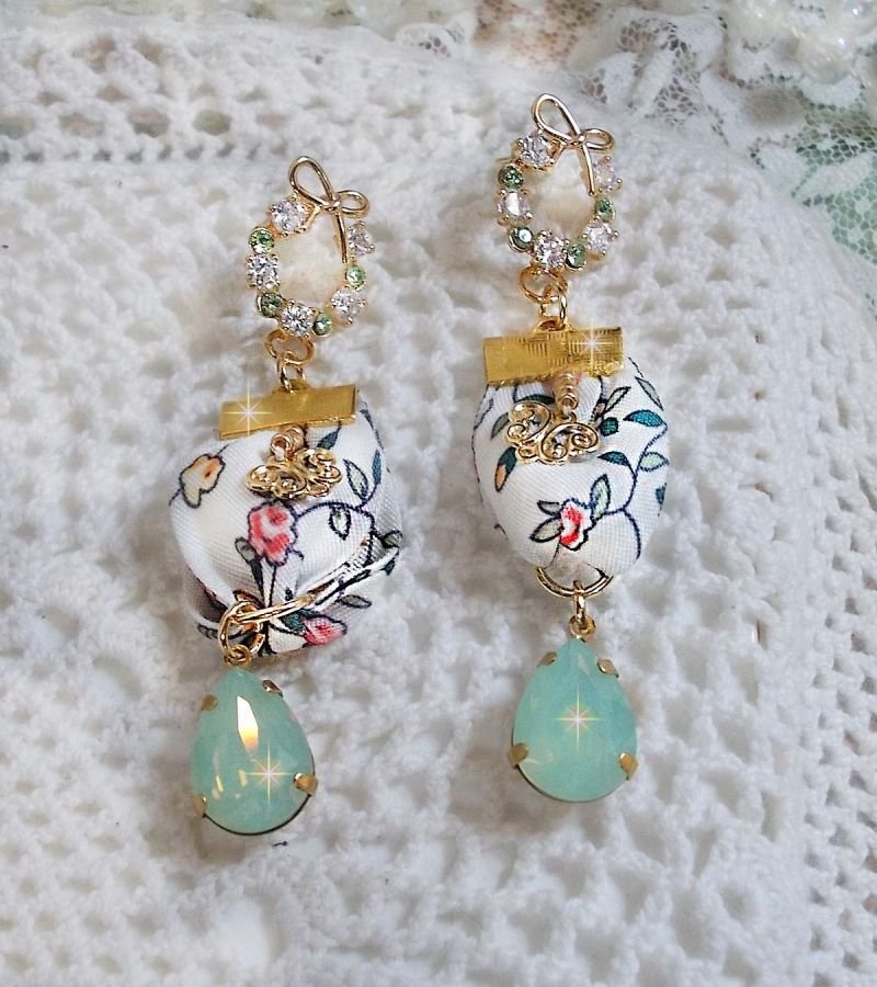 BO Liberty Flowers criado com cabochons de cristal Opal; brincos banhados a ouro e vários acessórios