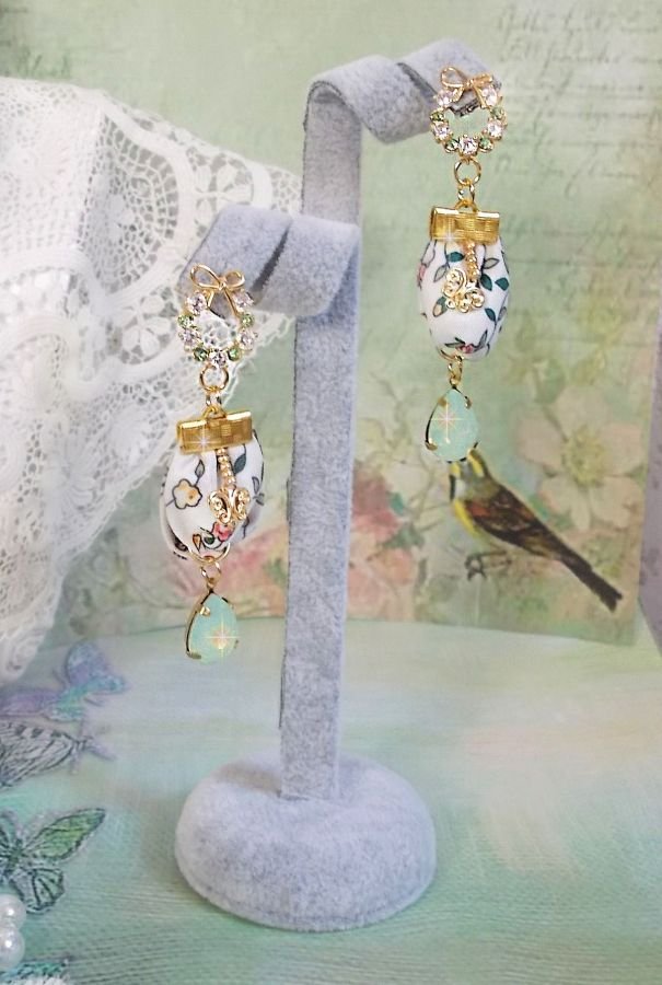 BO Liberty Flowers criado com cabochons de cristal Opal; brincos banhados a ouro e vários acessórios
