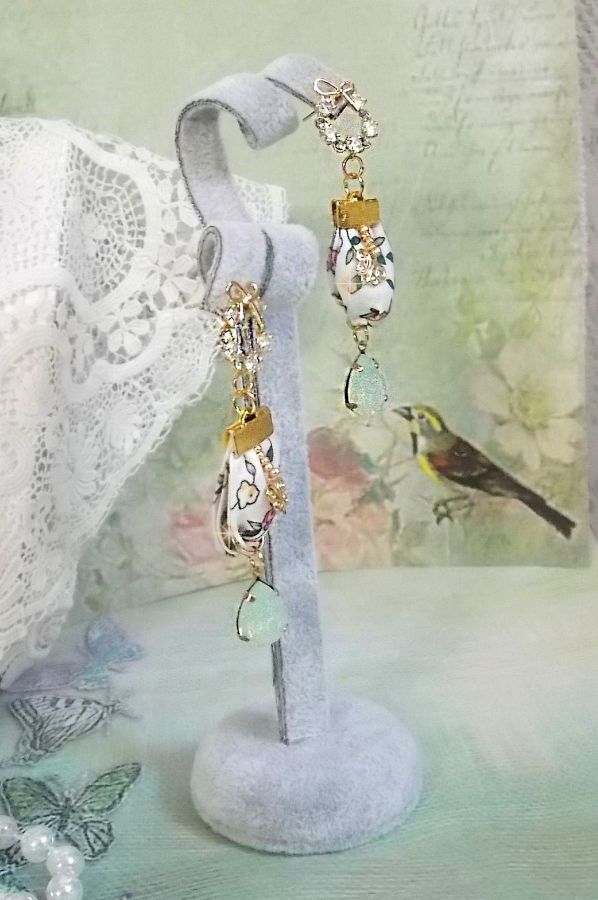 BO Liberty Flowers criado com cabochons de cristal Opal; brincos banhados a ouro e vários acessórios
