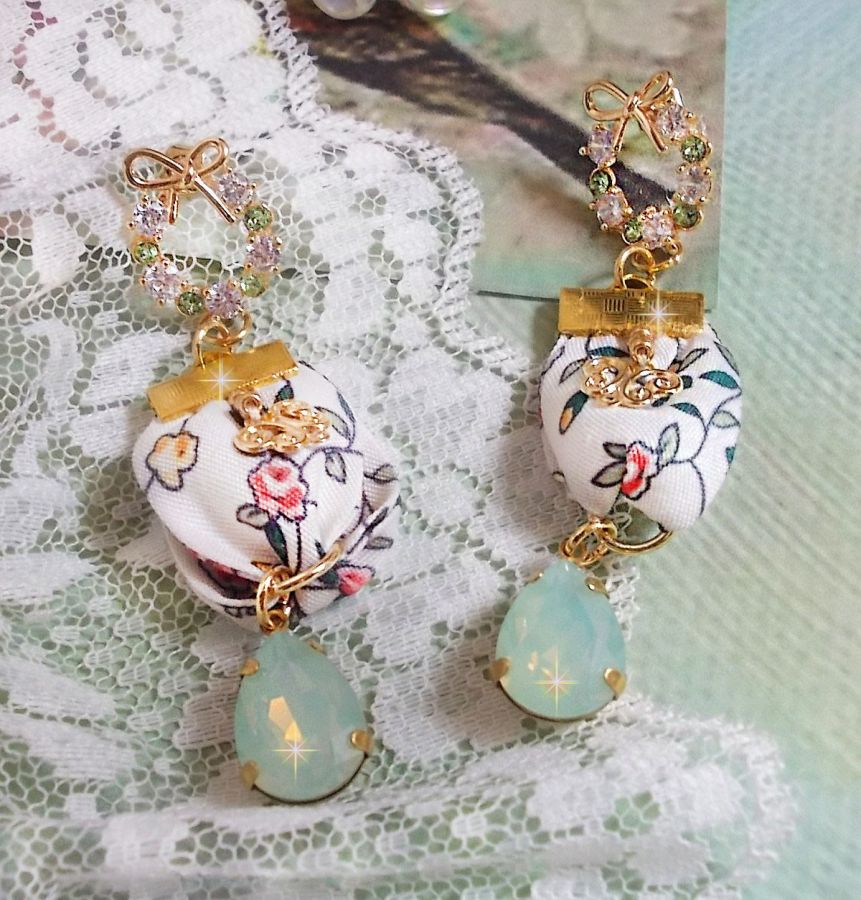 BO Liberty Flowers criado com cabochons de cristal Opal; brincos banhados a ouro e vários acessórios