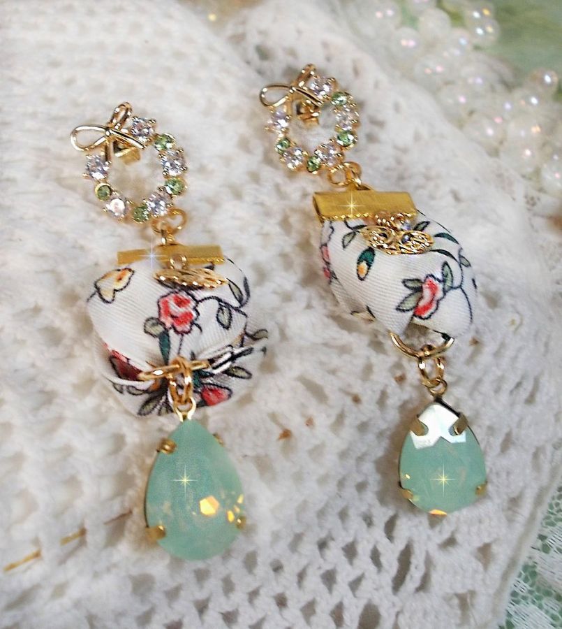 BO Liberty Flowers criado com cabochons de cristal Opal; brincos banhados a ouro e vários acessórios