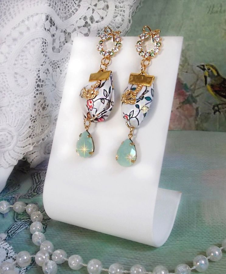 BO Liberty Flowers criado com cabochons de cristal Opal; brincos banhados a ouro e vários acessórios