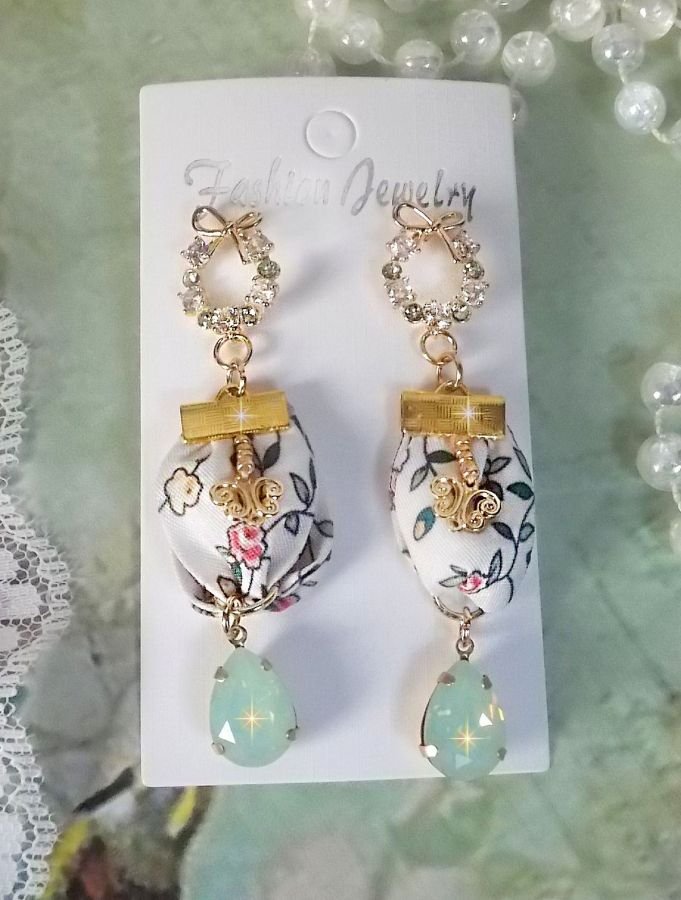 BO Liberty Flowers criado com cabochons de cristal Opal; brincos banhados a ouro e vários acessórios