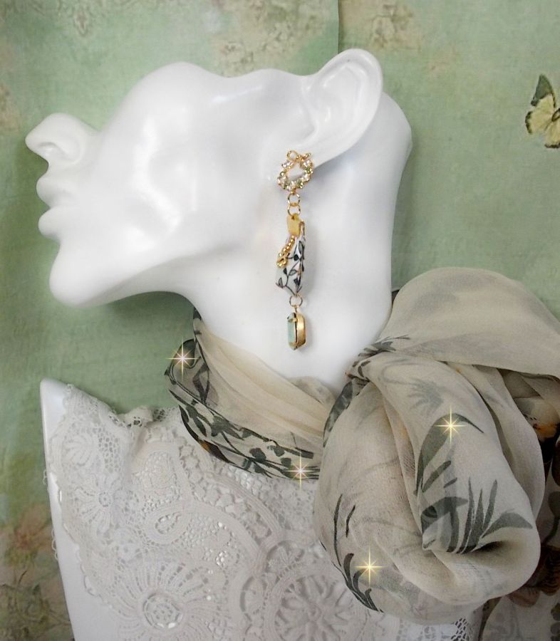 BO Liberty Flowers criado com cabochons de cristal Opal; brincos banhados a ouro e vários acessórios