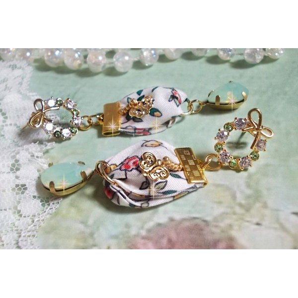 BO Liberty Flowers criado com cabochons de cristal Opal; brincos banhados a ouro e v&aacute;rios acess&oacute;rios