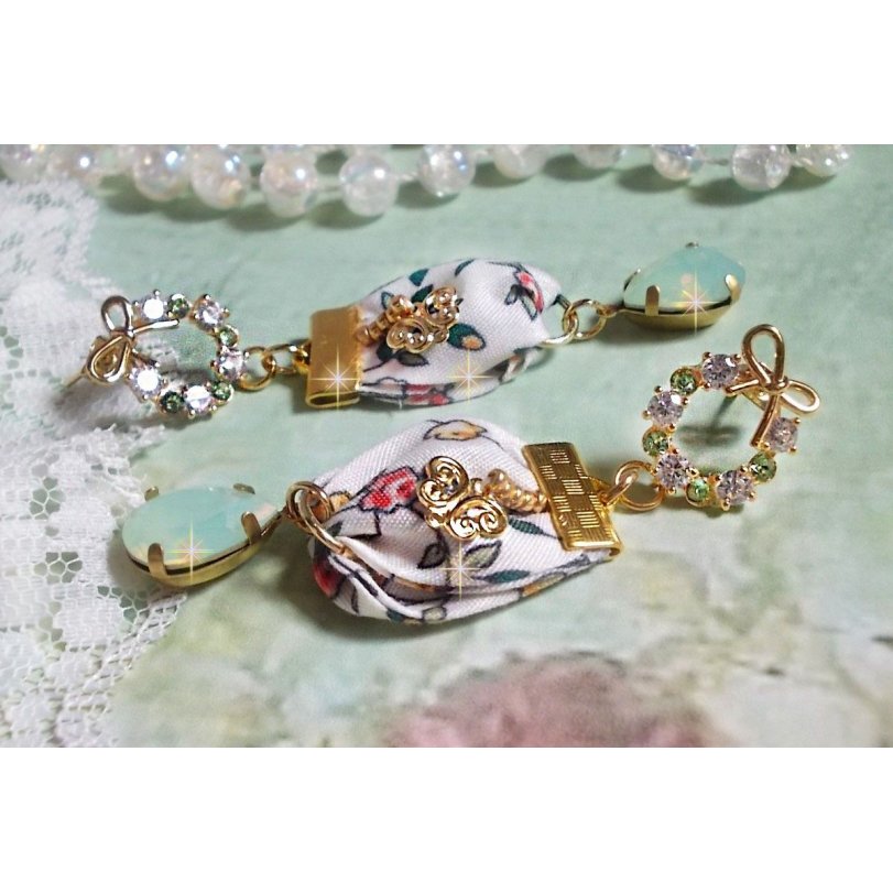 BO Liberty Flowers criado com cabochons de cristal Opal; brincos banhados a ouro e vários acessórios