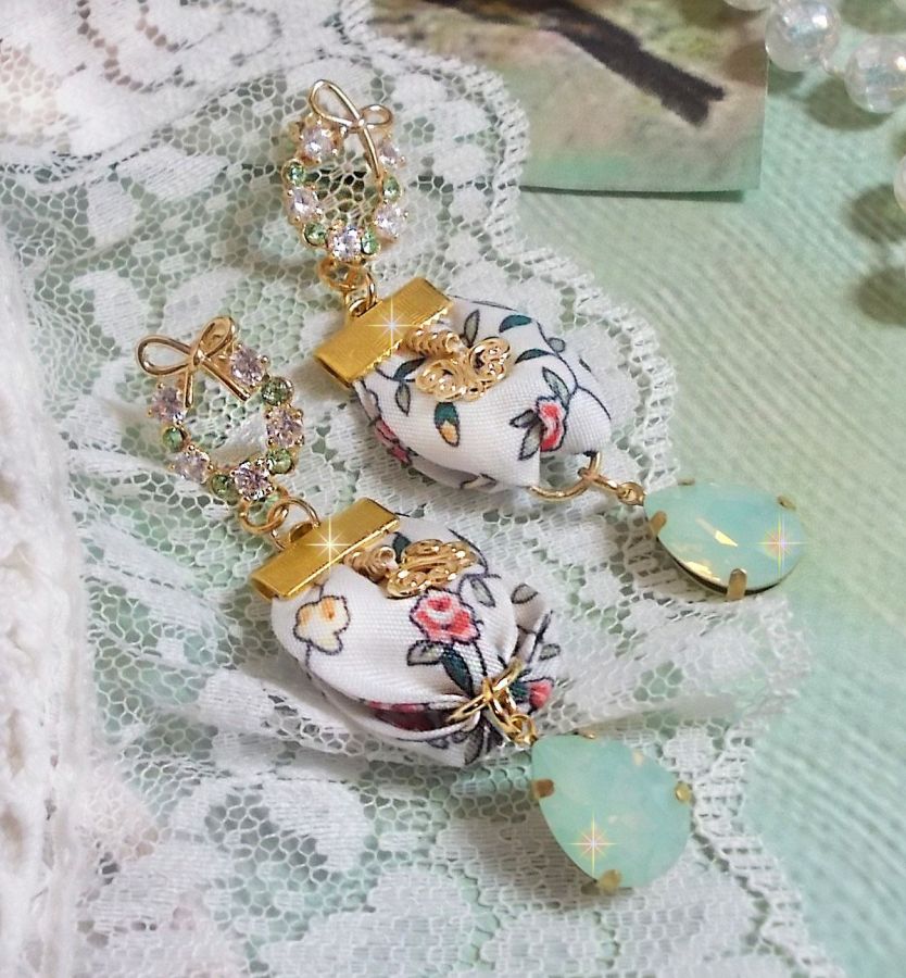 BO Liberty Flowers criado com cabochons de cristal Opal; brincos banhados a ouro e vários acessórios