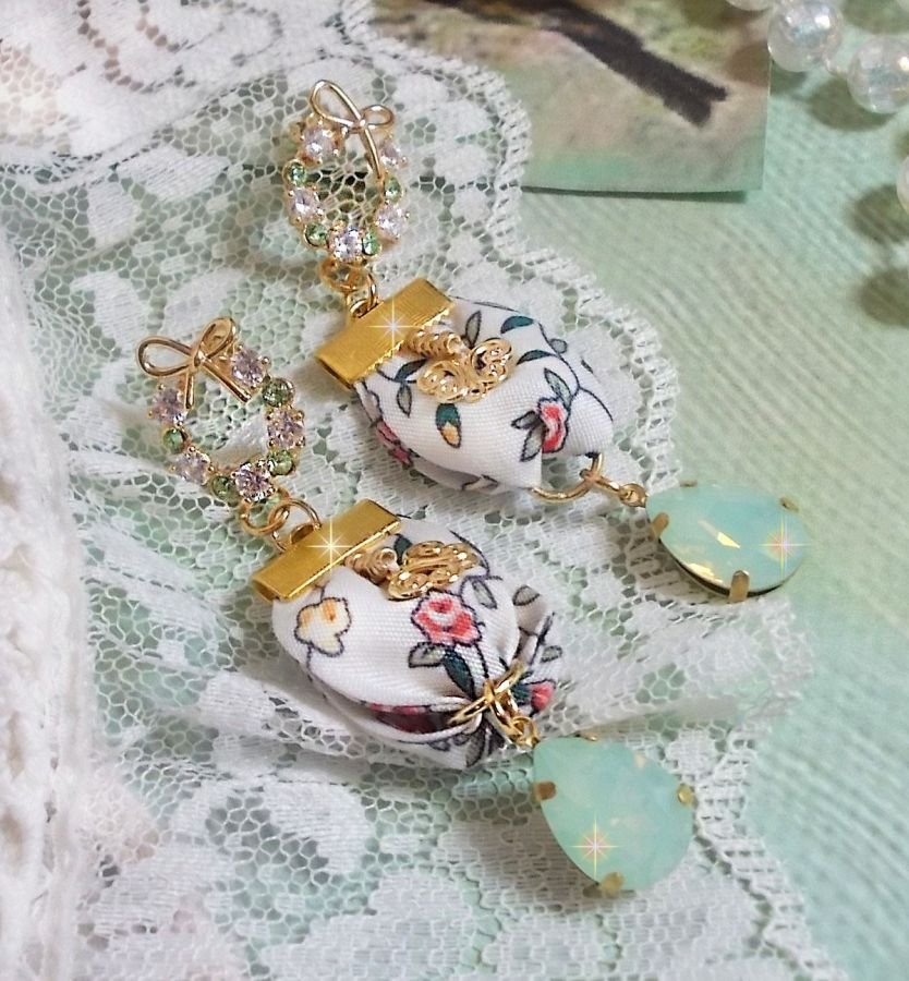 BO Liberty Flowers criado com cabochons de cristal Opal; brincos banhados a ouro e vários acessórios