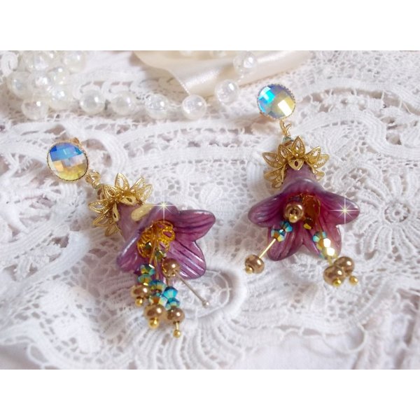 BO Lisi&egrave;re de For&ecirc;t Fleurie avec des cabochons en Cristal de Swarovski mont&eacute;s sur clous d&rsquo;oreilles en Laiton. Les toupies illuminent les breloques dentelles, coupelles, c&ocirc;nes et perles