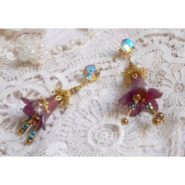 BO Lisi&egrave;re de For&ecirc;t Fleurie avec des cabochons en Cristal de Swarovski mont&eacute;s sur clous d&rsquo;oreilles en Laiton. Les toupies illuminent les breloques dentelles, coupelles, c&ocirc;nes et perles