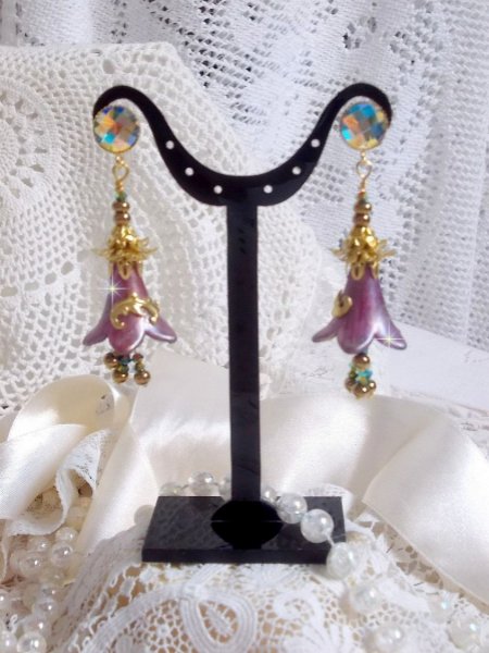 BO Lisi&egrave;re de For&ecirc;t Fleurie avec des cabochons en Cristal de Swarovski mont&eacute;s sur clous d&rsquo;oreilles en Laiton. Les toupies illuminent les breloques dentelles, coupelles, c&ocirc;nes et perles