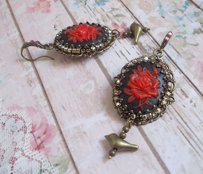 BO Loly Roses criado com cabochons de resina, corrente de rhinestone de cristal com acess&oacute;rios de bronze