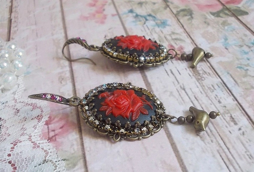 BO Loly Roses criado com cabochons de resina, corrente de rhinestone de cristal com acess&oacute;rios de bronze