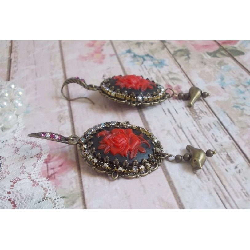 BO Loly Roses criado com cabochons de resina, corrente de rhinestone de cristal com acessórios de bronze