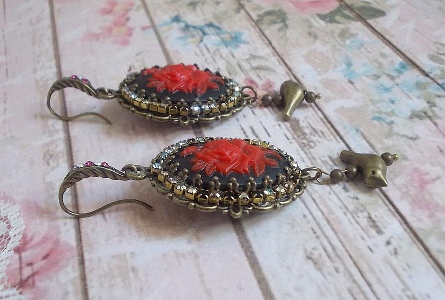 BO Loly Roses criado com cabochons de resina, corrente de rhinestone de cristal com acess&oacute;rios de bronze