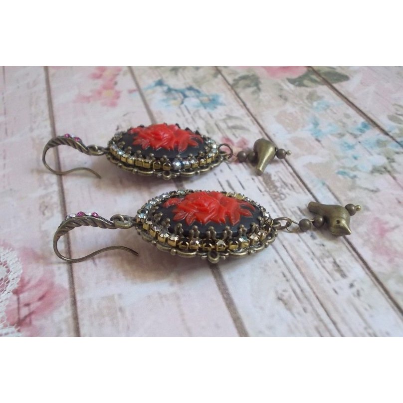 BO Loly Roses criado com cabochons de resina, corrente de rhinestone de cristal com acessórios de bronze
