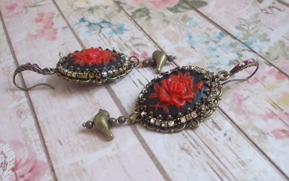 BO Loly Roses criado com cabochons de resina, corrente de rhinestone de cristal com acessórios de bronze