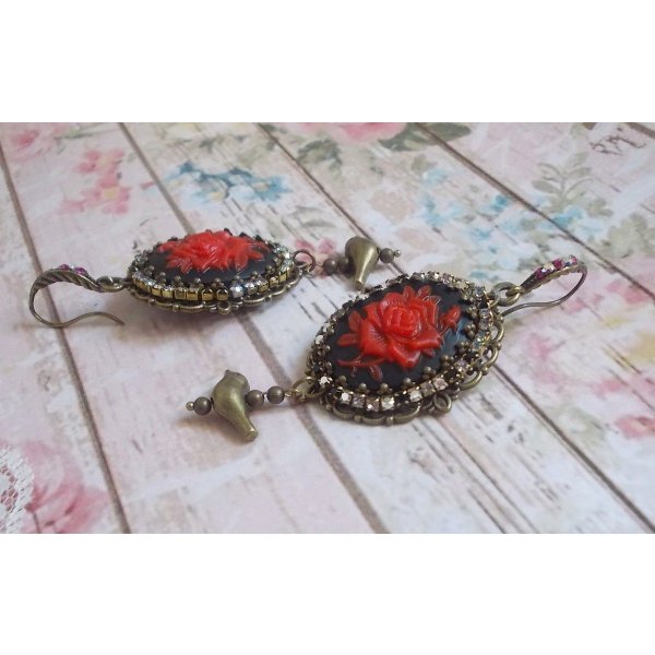 BO Loly Roses criado com cabochons de resina, corrente de rhinestone de cristal com acessórios de bronze