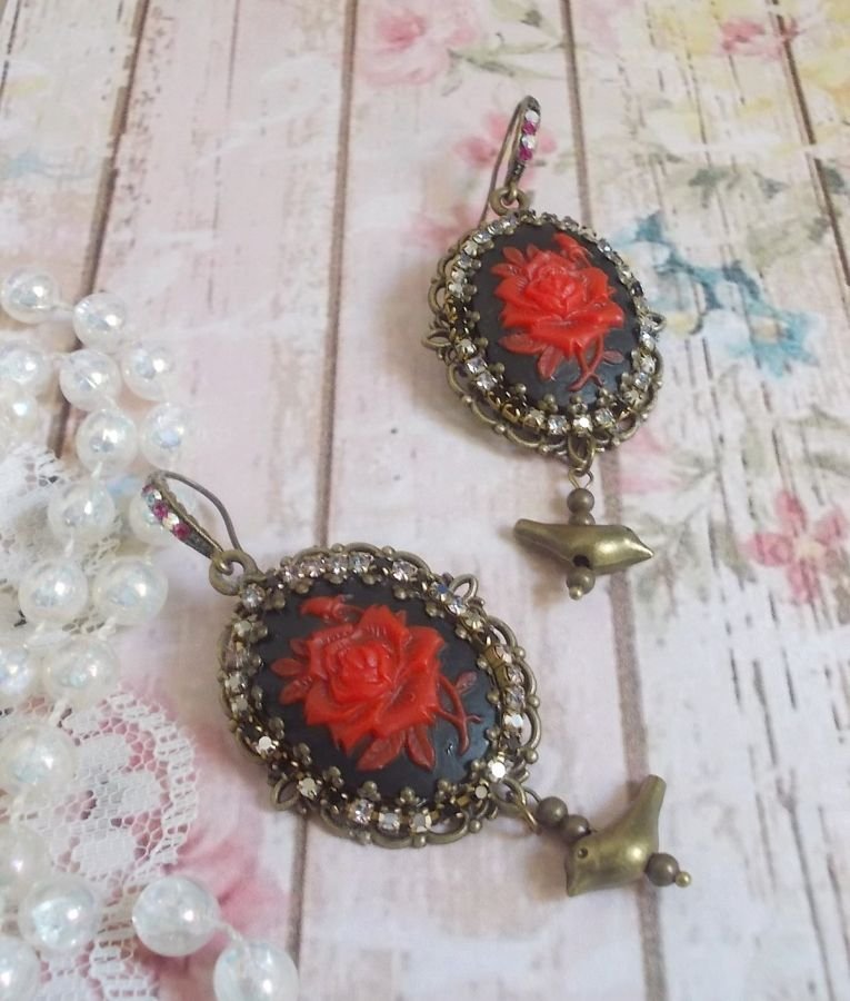 BO Loly Roses criado com cabochons de resina, corrente de rhinestone de cristal com acessórios de bronze