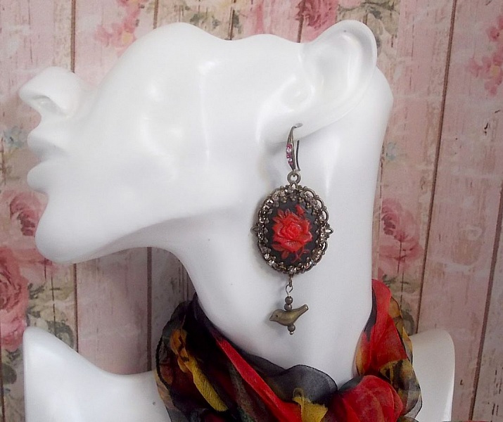 BO Loly Roses criado com cabochons de resina, corrente de rhinestone de cristal com acess&oacute;rios de bronze