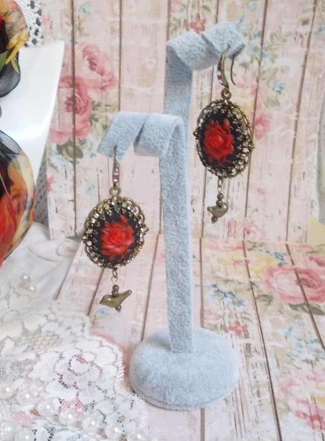 BO Loly Roses criado com cabochons de resina, corrente de rhinestone de cristal com acessórios de bronze