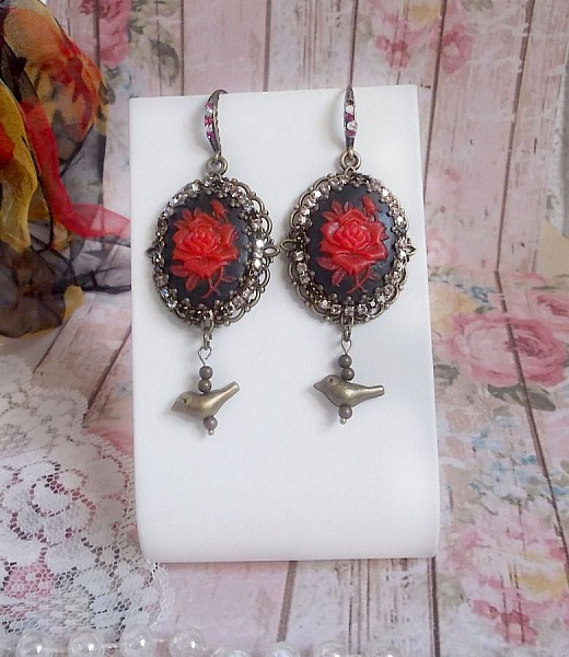 BO Loly Roses criado com cabochons de resina, corrente de rhinestone de cristal com acess&oacute;rios de bronze