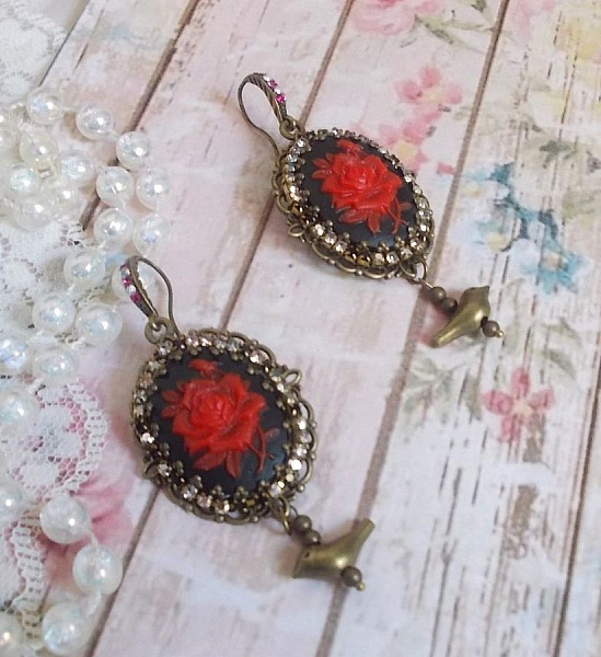 BO Loly Roses criado com cabochons de resina, corrente de rhinestone de cristal com acess&oacute;rios de bronze