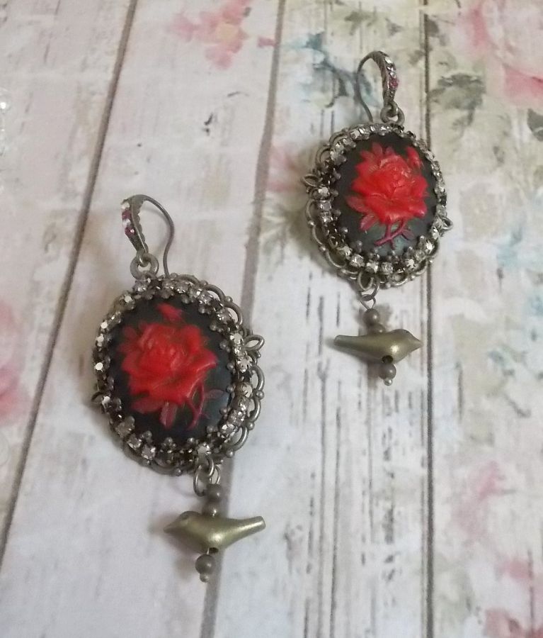 BO Loly Roses criado com cabochons de resina, corrente de rhinestone de cristal com acessórios de bronze