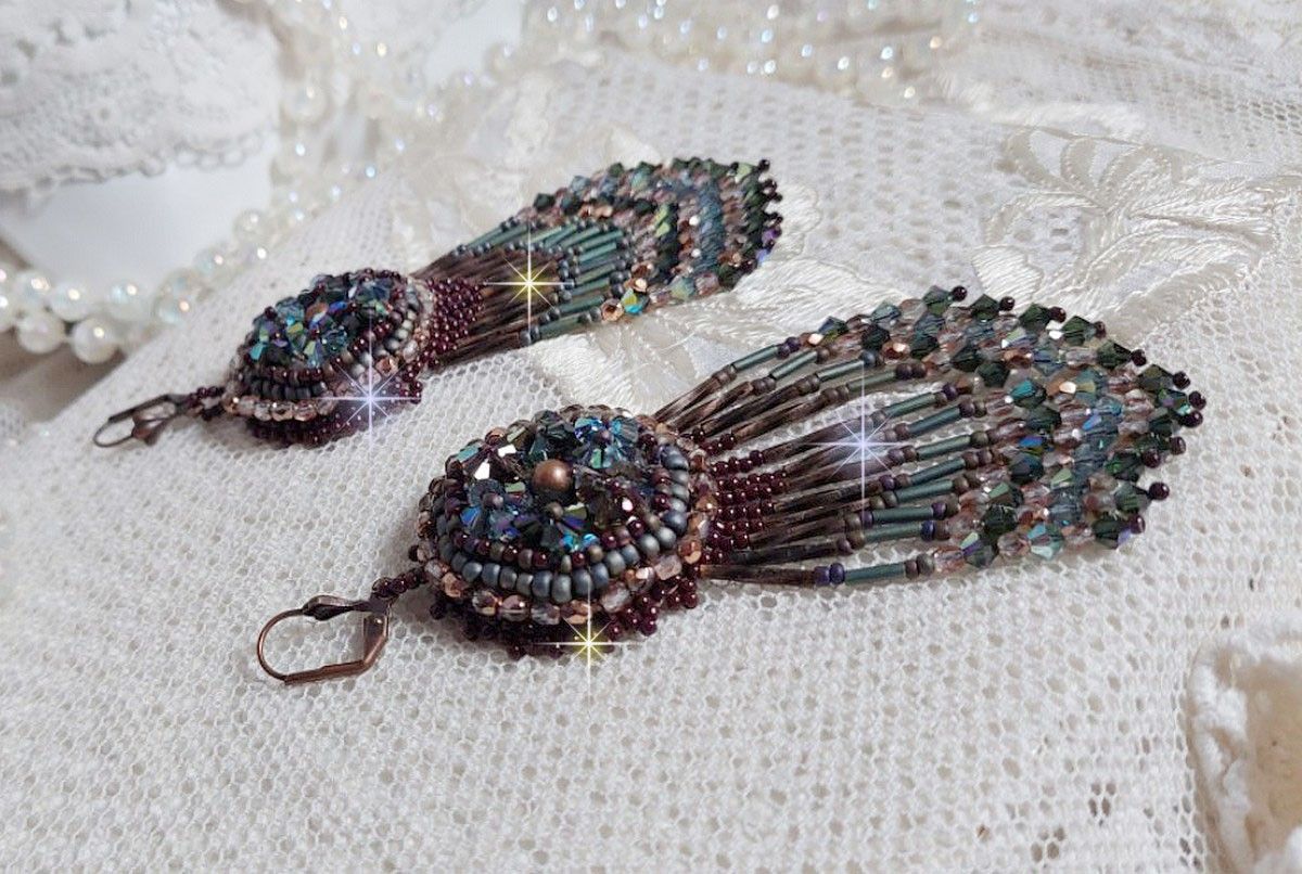 BO Castanho Longo Picasso bordado com cristais Swarovski, facetas de vidro, corneta twist e rocailles