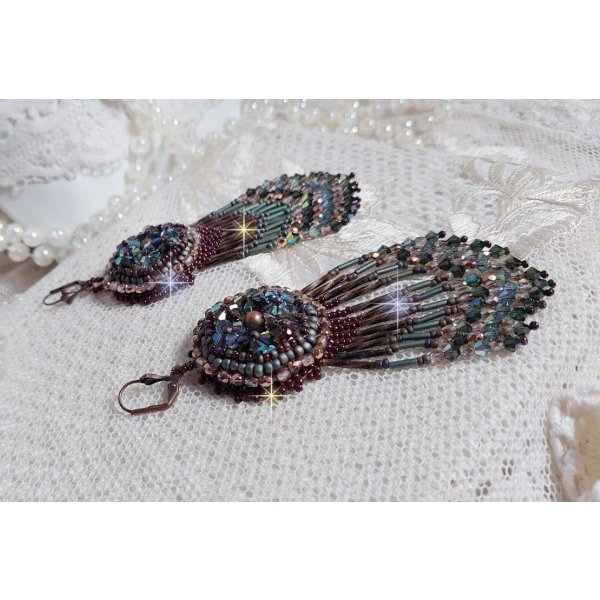 BO Castanho Longo Picasso bordado com cristais Swarovski, facetas de vidro, corneta twist e rocailles