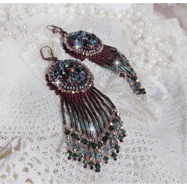 BO Castanho Longo Picasso bordado com cristais Swarovski, facetas de vidro, corneta twist e rocailles