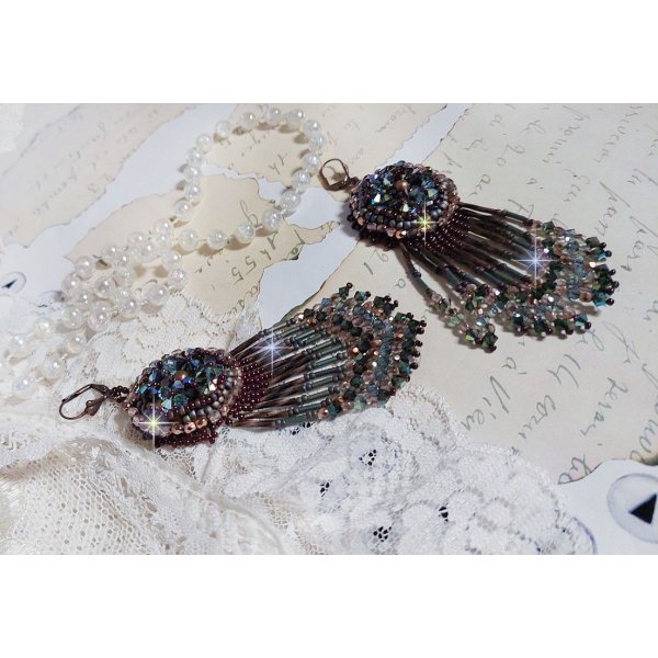 BO Castanho Longo Picasso bordado com cristais Swarovski, facetas de vidro, corneta twist e rocailles