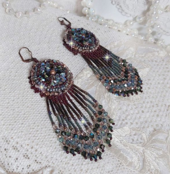 BO Castanho Longo Picasso bordado com cristais Swarovski, facetas de vidro, corneta twist e rocailles