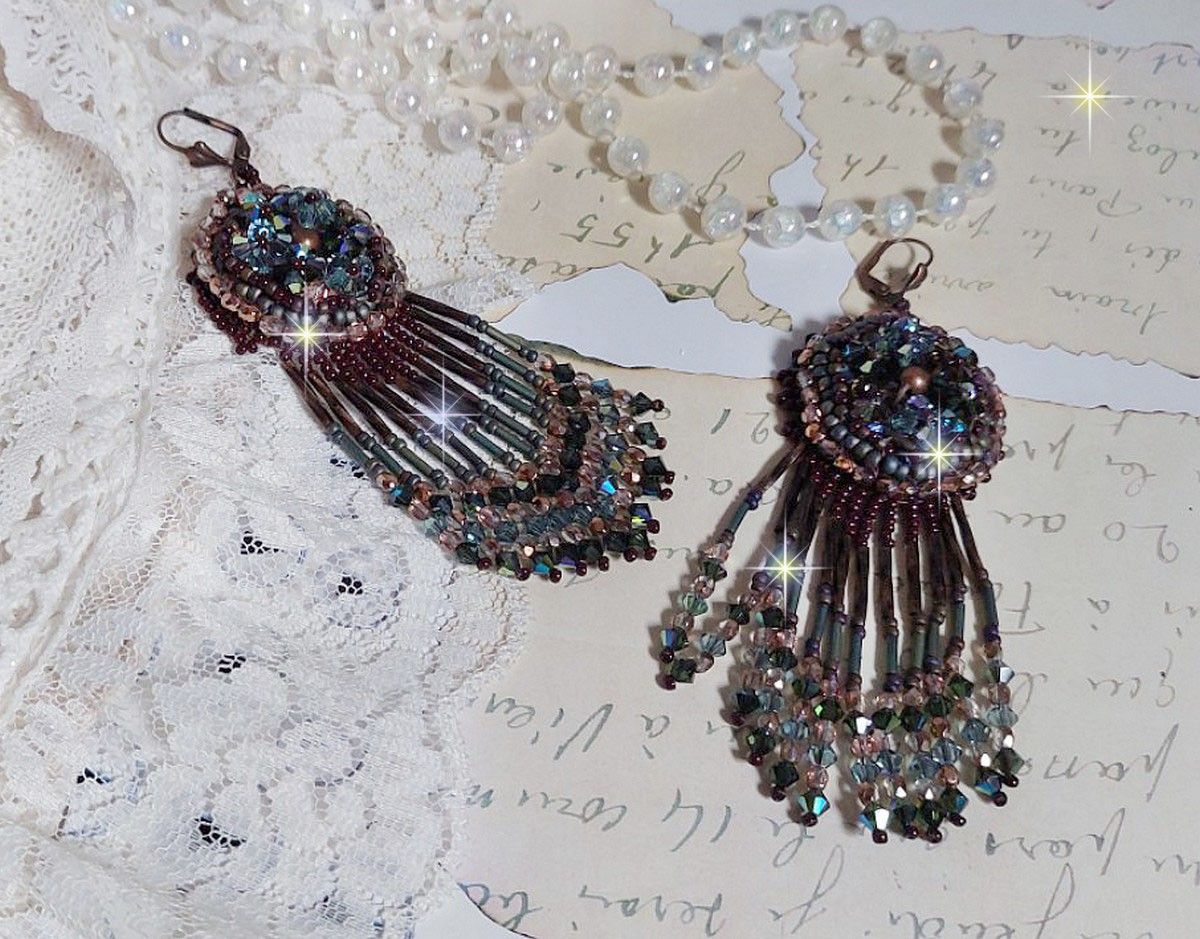 BO Castanho Longo Picasso bordado com cristais Swarovski, facetas de vidro, corneta twist e rocailles
