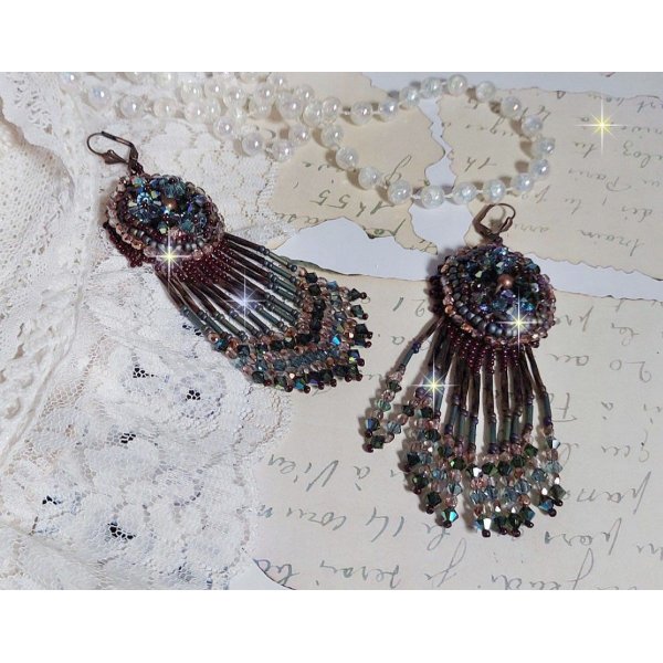 BO Castanho Longo Picasso bordado com cristais Swarovski, facetas de vidro, corneta twist e rocailles