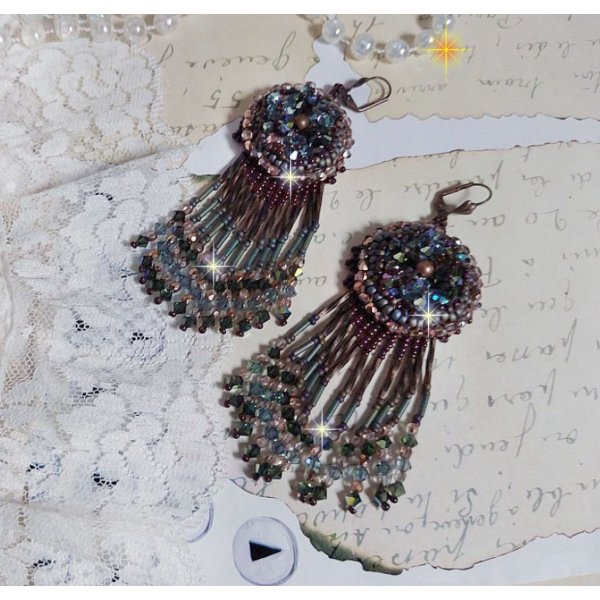 BO Castanho Longo Picasso bordado com cristais Swarovski, facetas de vidro, corneta twist e rocailles