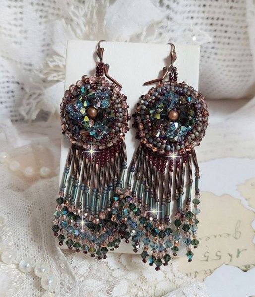 BO Castanho Longo Picasso bordado com cristais Swarovski, facetas de vidro, corneta twist e rocailles