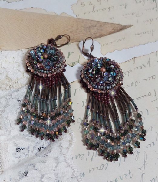 BO Castanho Longo Picasso bordado com cristais Swarovski, facetas de vidro, corneta twist e rocailles