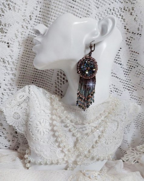 BO Castanho Longo Picasso bordado com cristais Swarovski, facetas de vidro, corneta twist e rocailles