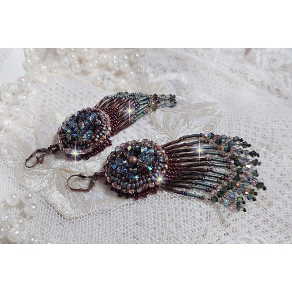 BO Castanho Longo Picasso bordado com cristais Swarovski, facetas de vidro, corneta twist e rocailles