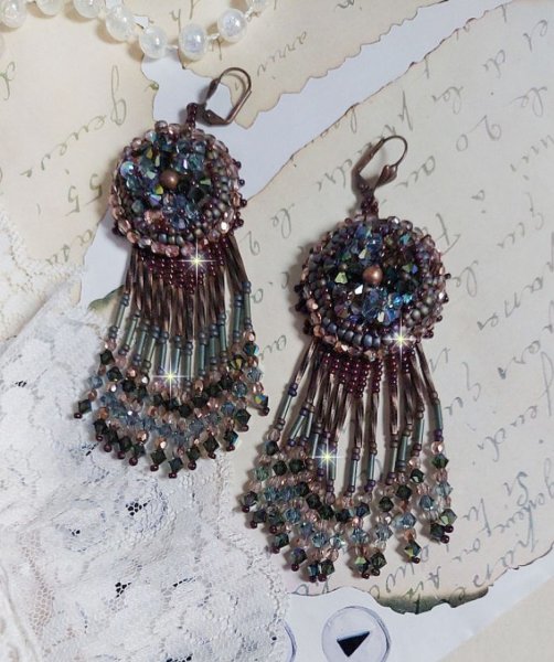 BO Castanho Longo Picasso bordado com cristais Swarovski, facetas de vidro, corneta twist e rocailles