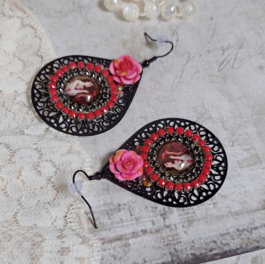 BO Look Coco criado com cabochons de lupa representando uma mulher com o seu papagaio, pingentes pretos de filigrana, contas de vidro e resina