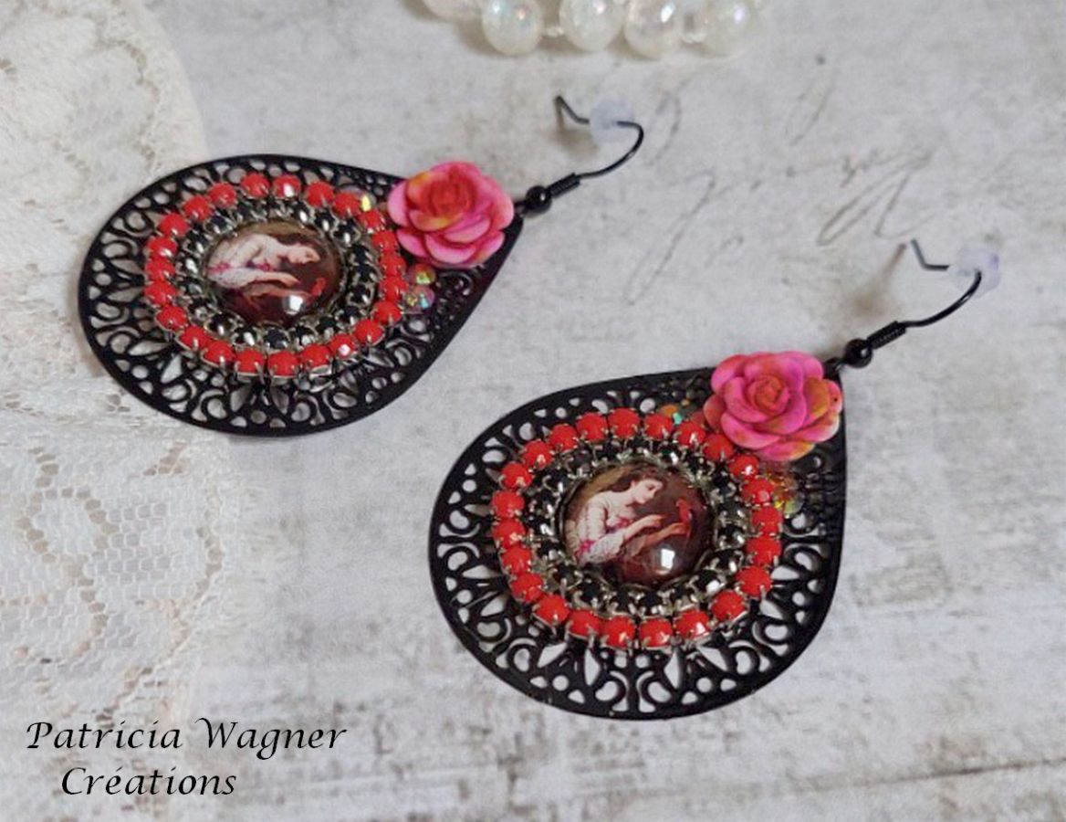 BO Look Coco criado com cabochons de lupa representando uma mulher com o seu papagaio, pingentes pretos de filigrana, contas de vidro e resina