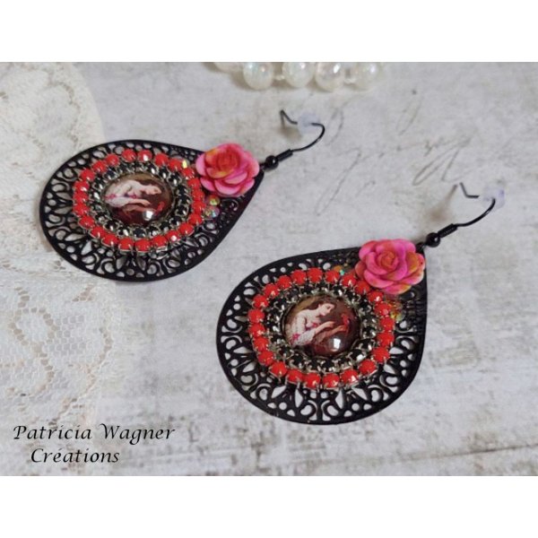 BO Look Coco criado com cabochons de lupa representando uma mulher com o seu papagaio, pingentes pretos de filigrana, contas de vidro e resina