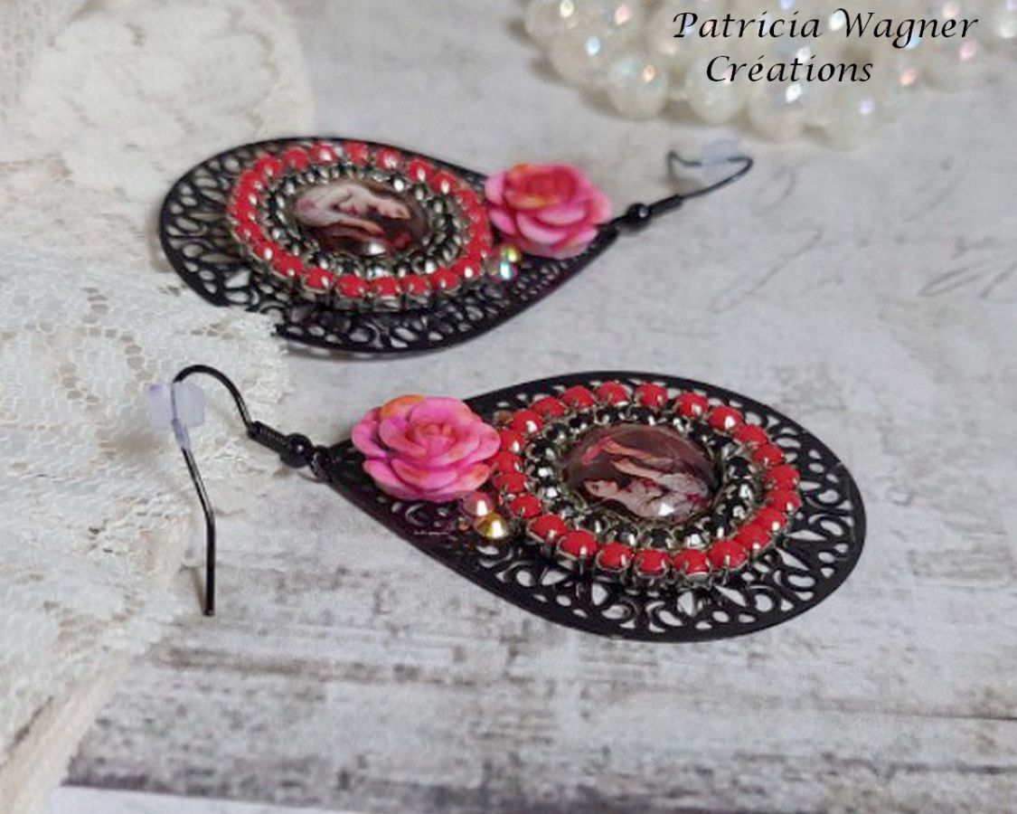 BO Look Coco criado com cabochons de lupa representando uma mulher com o seu papagaio, pingentes pretos de filigrana, contas de vidro e resina