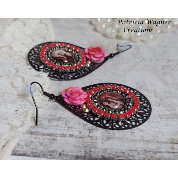 BO Look Coco criado com cabochons de lupa representando uma mulher com o seu papagaio, pingentes pretos de filigrana, contas de vidro e resina