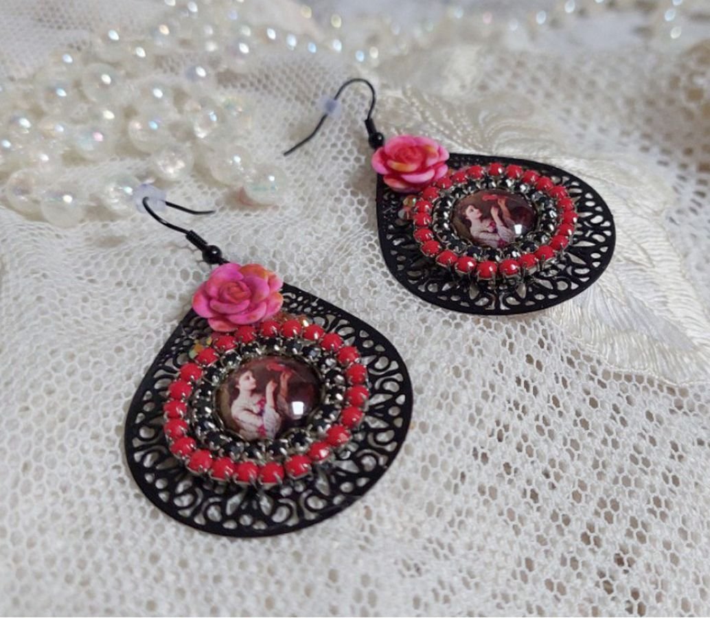 BO Look Coco criado com cabochons de lupa representando uma mulher com o seu papagaio, pingentes pretos de filigrana, contas de vidro e resina