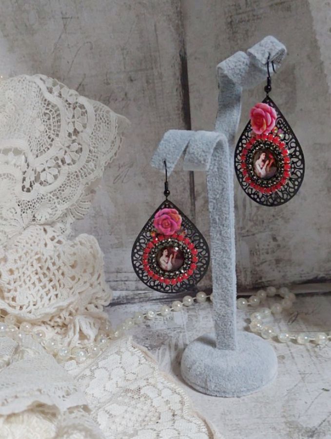 BO Look Coco criado com cabochons de lupa representando uma mulher com o seu papagaio, pingentes pretos de filigrana, contas de vidro e resina