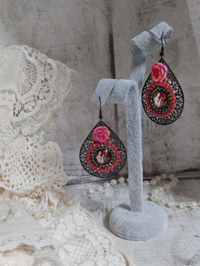 BO Look Coco criado com cabochons de lupa representando uma mulher com o seu papagaio, pingentes pretos de filigrana, contas de vidro e resina
