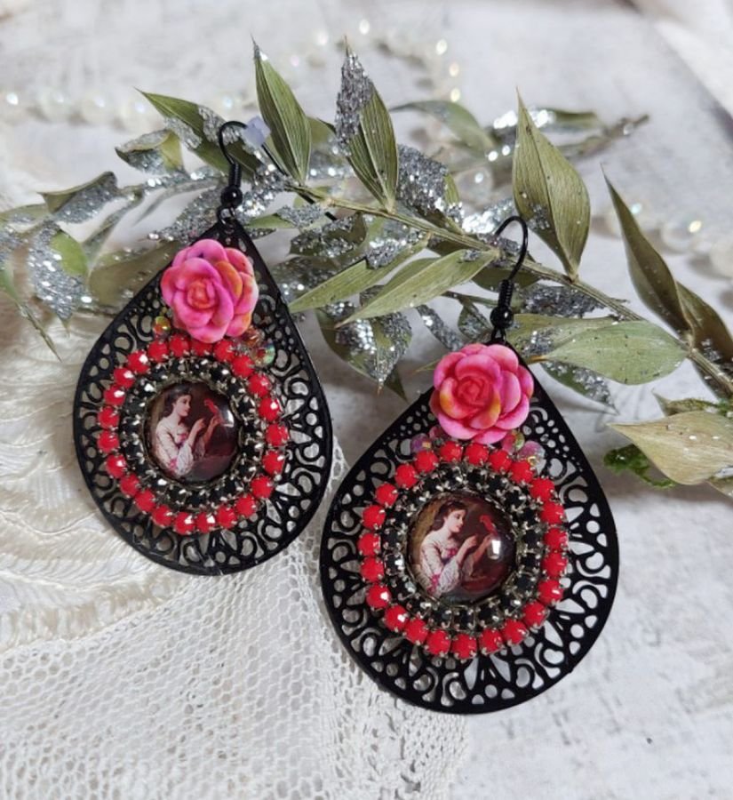 BO Look Coco criado com cabochons de lupa representando uma mulher com o seu papagaio, pingentes pretos de filigrana, contas de vidro e resina